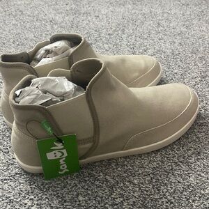 Brand New Sanok Tan Canvas Shoe